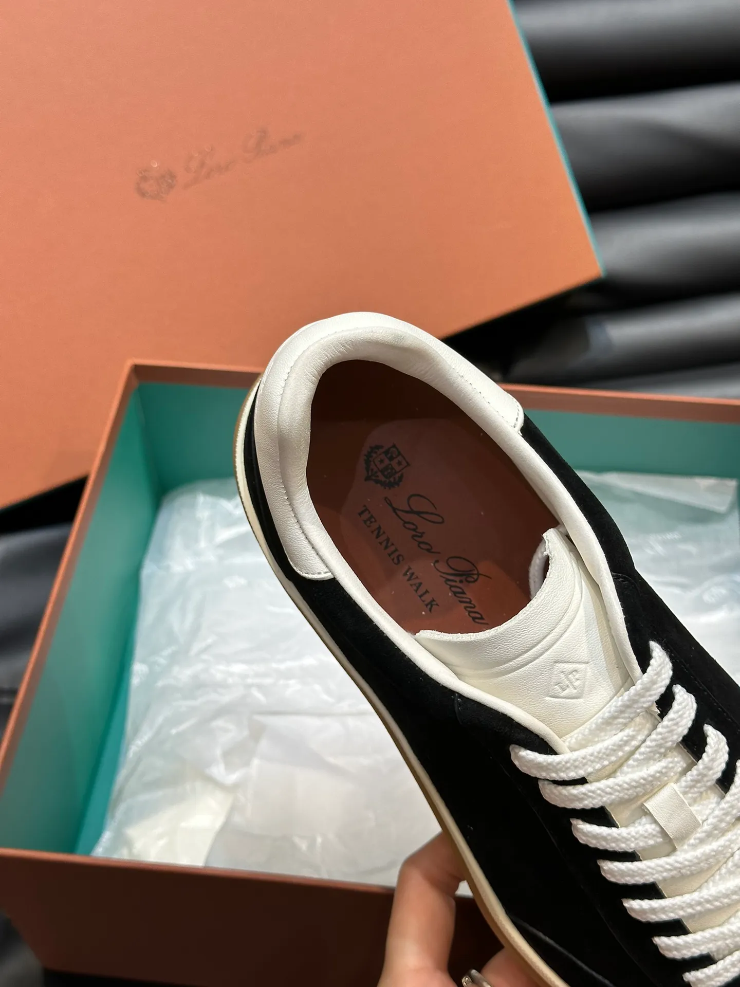 p420 Men's Shoes New 🆕Lp Old Money Style Men's Low-top Casual Tennis Shoes Loro Piana's high-end series has launched sports shoe styles made of soft cowhide. The breathable properties and flexible texture of natural materials make the sneakers both functional and comfortable. The high-quality metal-free tanning and tumble process highlights the natural texture of the leather, while the camel-colored sole and white rubber trim create a double-layer sole effect, making it an everyday shoe that can easily create a lazy and casual style! Size: 39-44 (45, 46 customized
